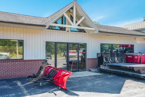 Retail/Commercial Building on White Mountain Highway