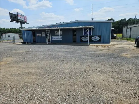 High-Traffic Retail/Warehouse Space