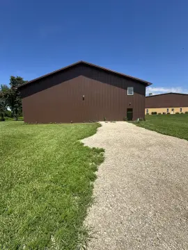 Spacious Steel Building in Storm Lake