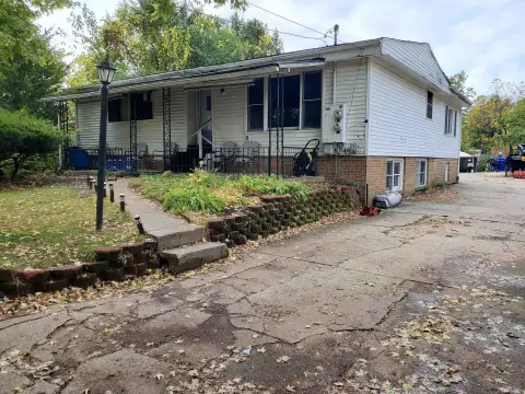 Versatile Multifamily Property in Rockford