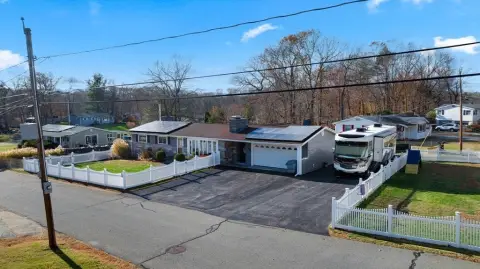 Leicester Ranch Home with Accessory