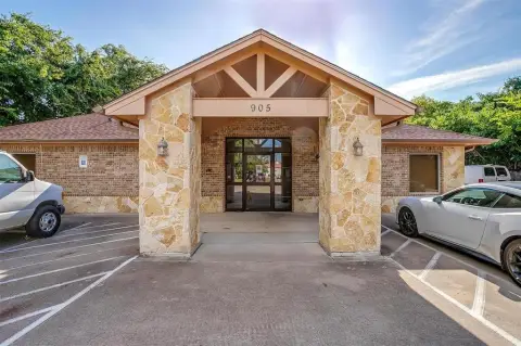 Adaptable Property in River Oaks