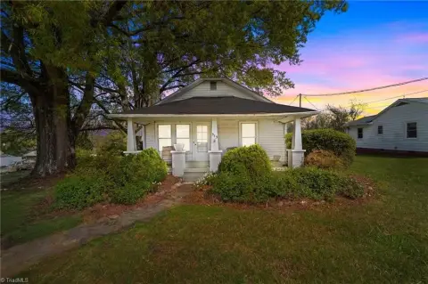 Charming Cottage Bungalow in King