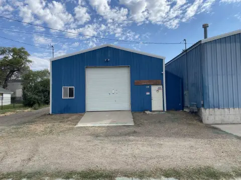 Elko Commercial Building with Fenced Space