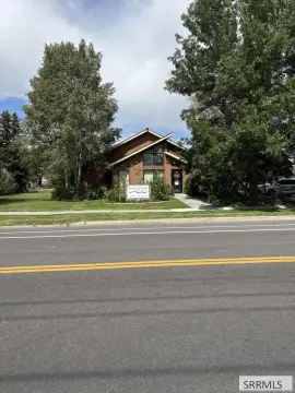 Retail Building on Nearly Acre Lot
