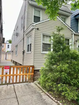 Renovated Duplex Near Transportation