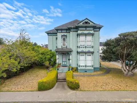 6-Unit Apartment Building