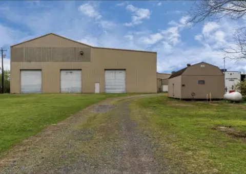 Versatile Commercial/Industrial Building on Acreage