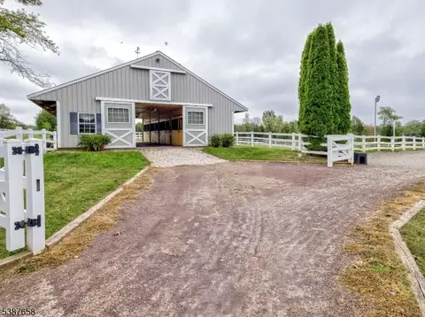 Equestrian Farm with Modern Amenities