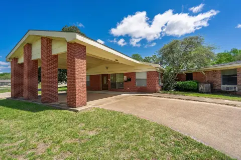 Jefferson Commercial Building with Possibilities