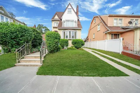 Jamaica Hills Colonial Duplex