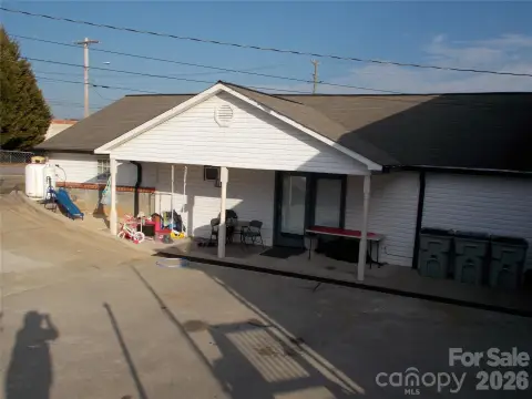 Automotive Shop with Apartments