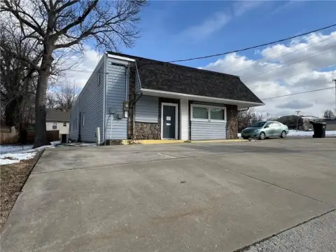 Versatile Commercial Space in Warrensburg