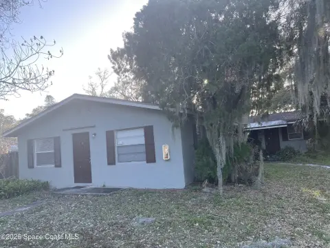 Triplex in Convenient Location