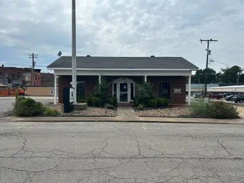 Versatile Commercial Building in Ozark