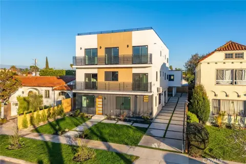 New Los Angeles Fourplex with Rooftop