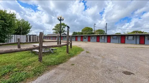 22-Unit Motel with Kitchen Accommodations