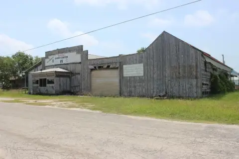 Spacious Commercial Building in Palacios
