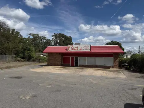 Storefront with Full Kitchen