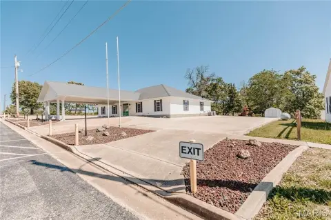 Versatile Commercial Facility in Dixon, MO