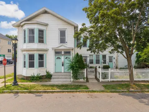 Charming Duplex Near Waterfront