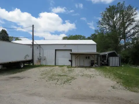 Updated Commercial Space with Bay