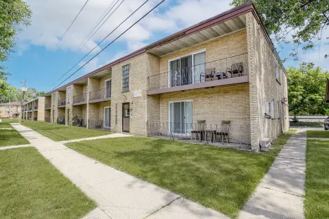 Multifamily Building Near Commissioners Park