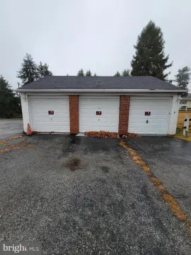 OAKS Garage with Three Bays