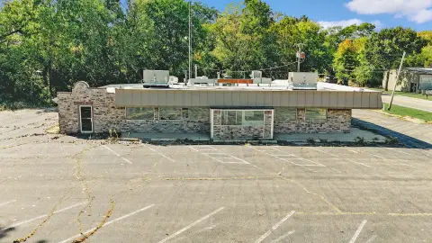 Adaptable Commercial Property in Genoa