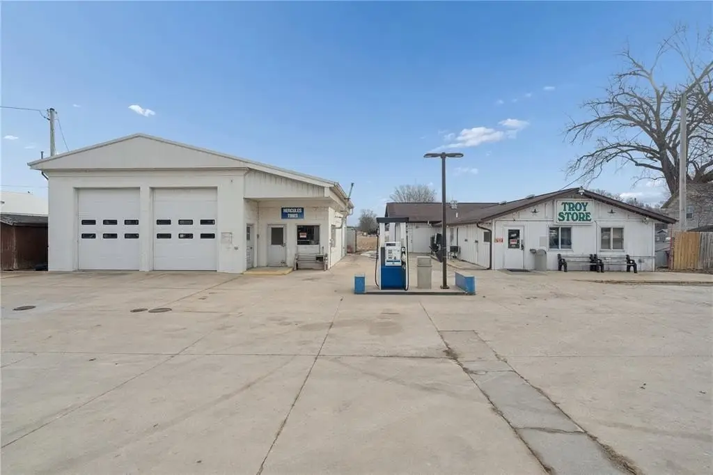 5913 Troy Mills Rd, Coggon, IA 52218