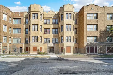 Chicago Multifamily Property with Garage