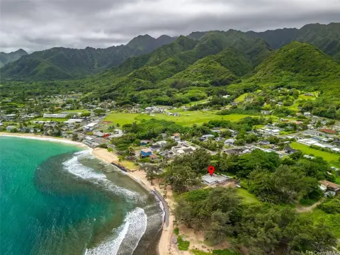 Renovated Oceanfront Hauula Duplex