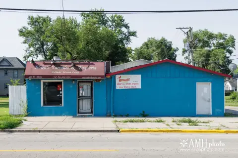 Kankakee Restaurant with Garage Included