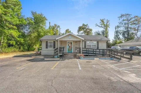 Versatile Commercial Building, Moss Bluff