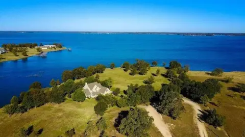 Lakefront Estate on 138 Acres