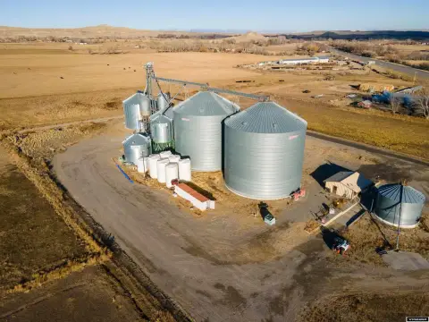 Grain Storage Facility on 9.46 Acres