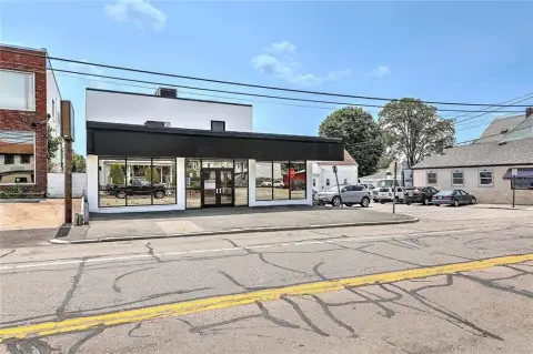 Versatile Multi-Level Commercial Building