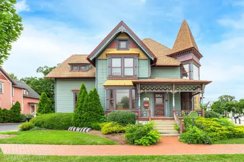 Vintage Retail Space in Algonquin