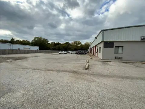 Versatile Warehouse Space in Shawnee