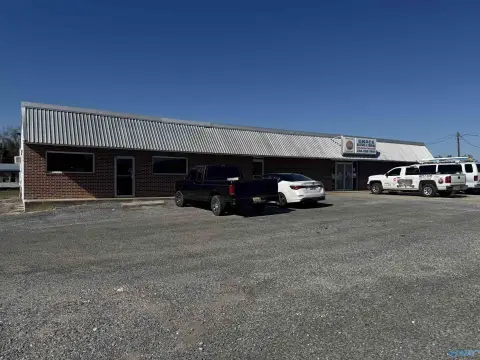 Commercial Building in Cedar Bluff