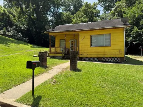 Vicksburg Duplex with Tenant Potential