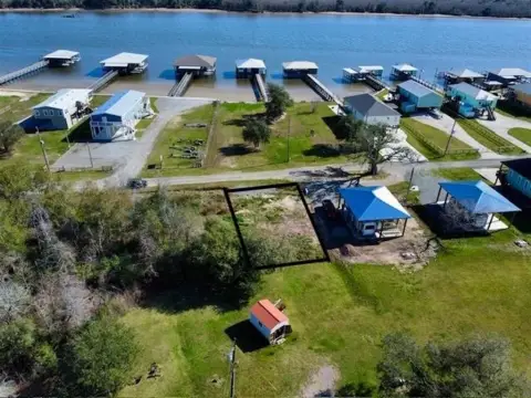 Water Access Land in Hackberry
