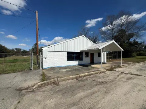 Commercial Building on Highway 84