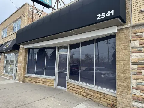 Versatile Storefront in Ashburn, Chicago