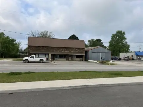 Retail/Office Building in Lincoln, AR