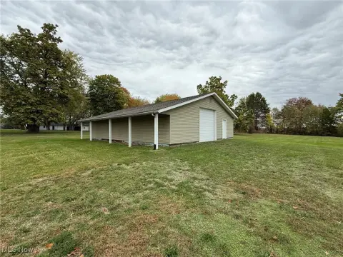 North Lawrence Land with Building