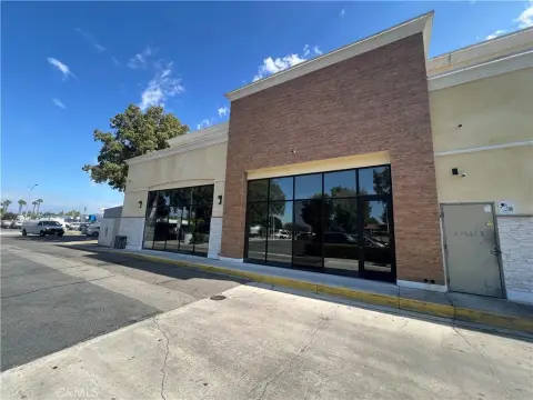 Versatile Commercial Space Near Freeway