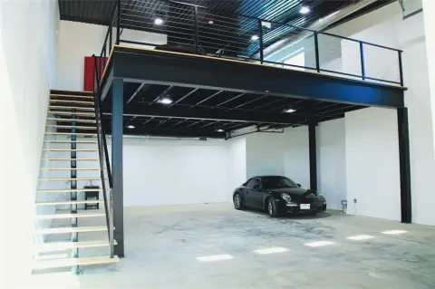 Premium Garage Unit in Roanoke