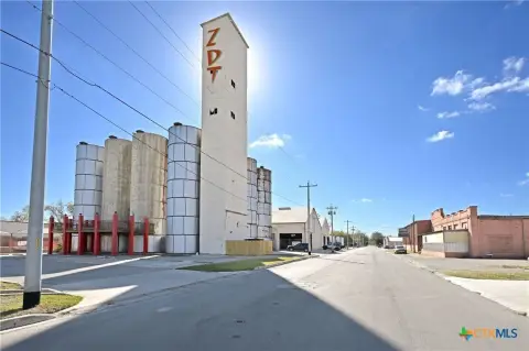 Seguin Warehouse with High Ceilings