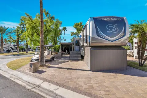 Immaculate Mobile Suite on Corner Lot